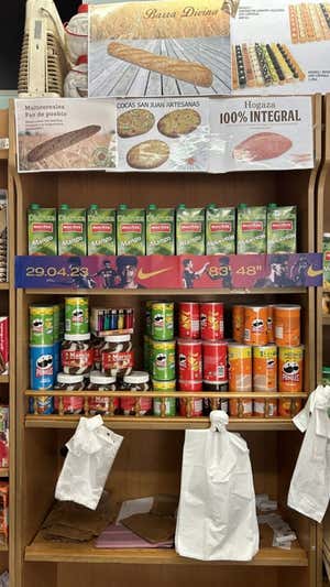 El 'homenaje' a Lamine en la tienda de su tío. RELEVO