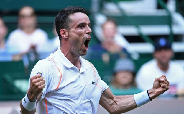 Roberto Bausita celebra un punto durante el torneo de Halle 2023.  REUTERS/Edith Geuppert