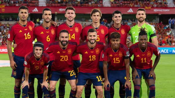 Rodri, Merino, Laporte, Le Normand, Morata, Simón, de pie; Gavi, Carvajal, Gayà, Lamine Yamal yh Nico Williams, abajo, en el once titular de España ante Chipre en Granada. /AFP