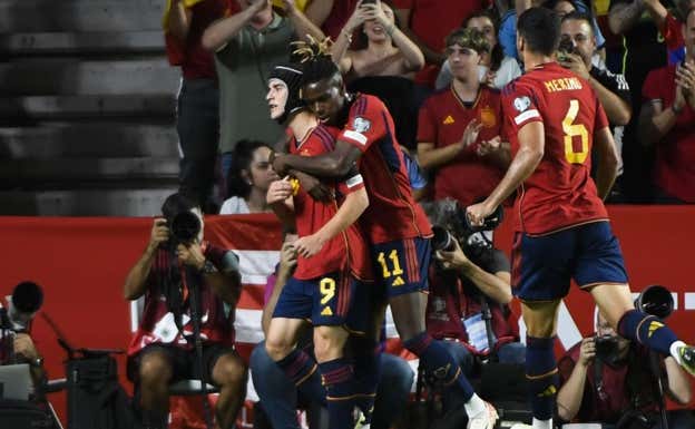 Nico Williams asistió a Gavi en el primer gol del partido. EFE