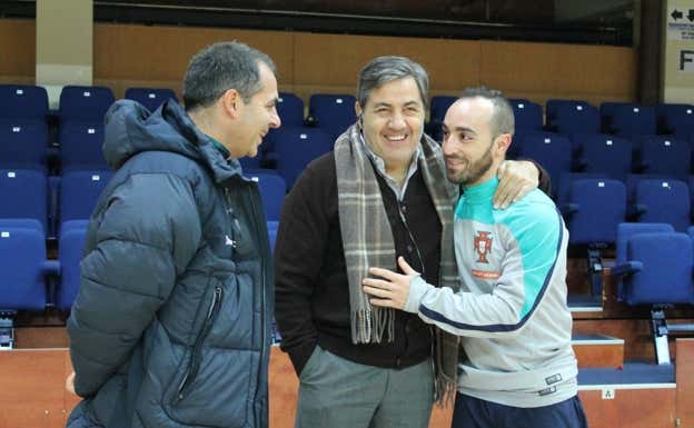 Pedro Dias, Fernando Gomes (presidente de la Federación de Fútbol de Portugal, y Ricardinho.  RELEVO
