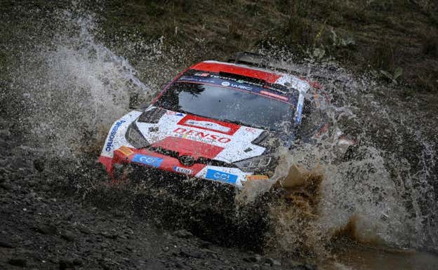 Kalle Rovanperä y Junne Halttunen pasan con su Toyota GR Yaris un charco en el Rally Acrópolis 2023.  EP