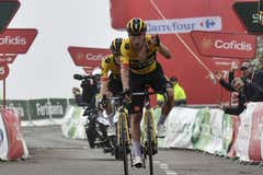 Roglic y Vingegaard vuelven a torturar a Kuss en el Angliru