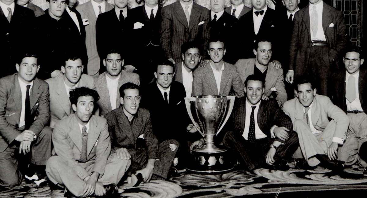 El Betis celebra la Liga ganada en 1935.