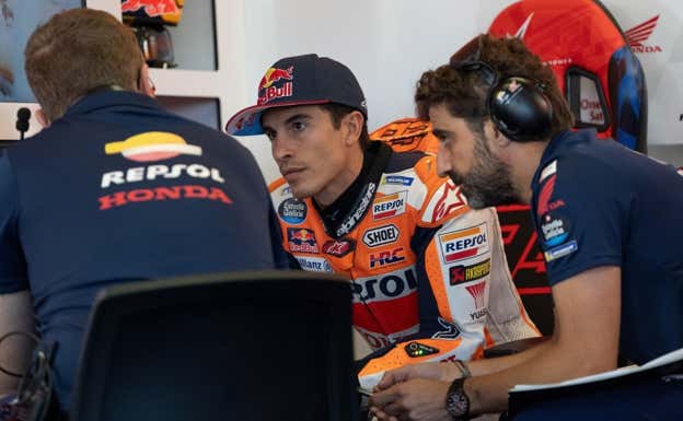 Marc Márquez, con su equipo de ingenieros, durante el GP de San Marino en Misano.  EFE