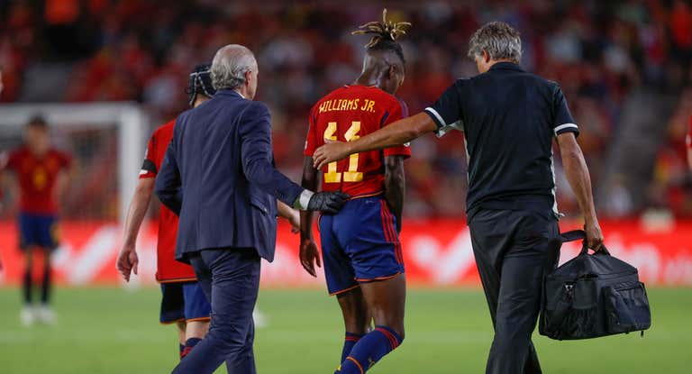 Nico Williams se retira lesionado durante el enfrentamiento de España contra Chipre.