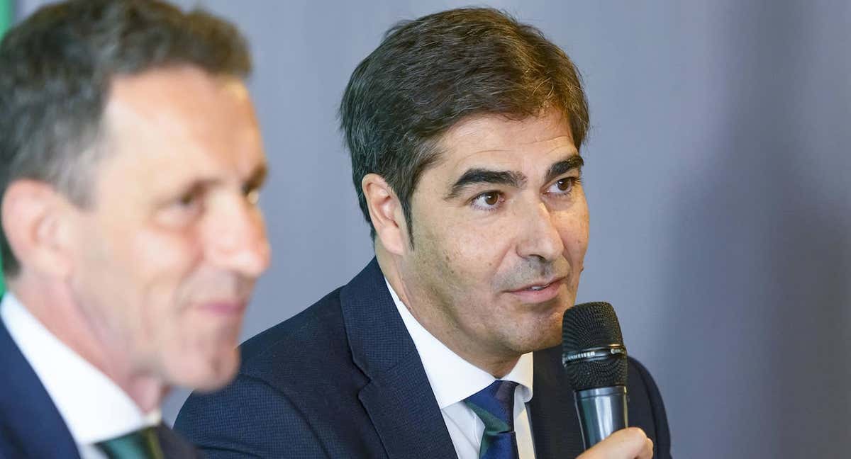 Ángel Haro, presidente del Betis, tras la presentación de Abde y Altimira./EFE