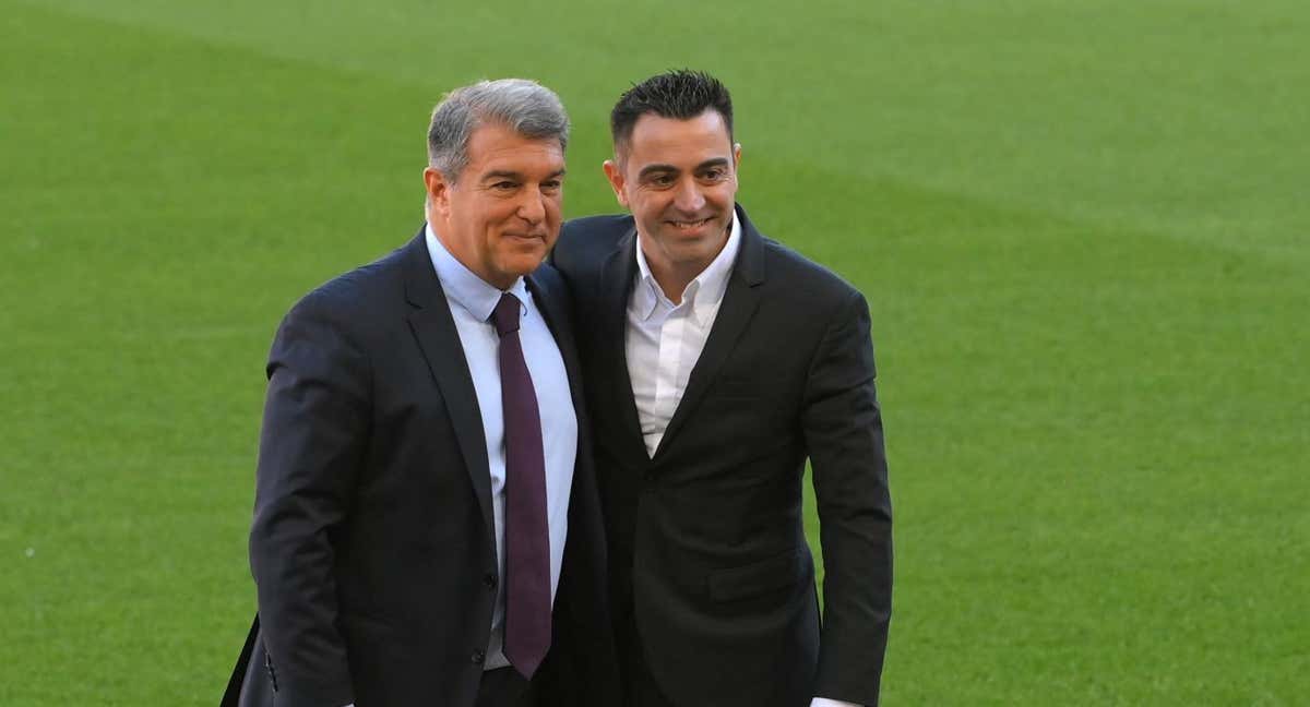 Joan Laporta y Xavi Hernández durante un acto./AFP