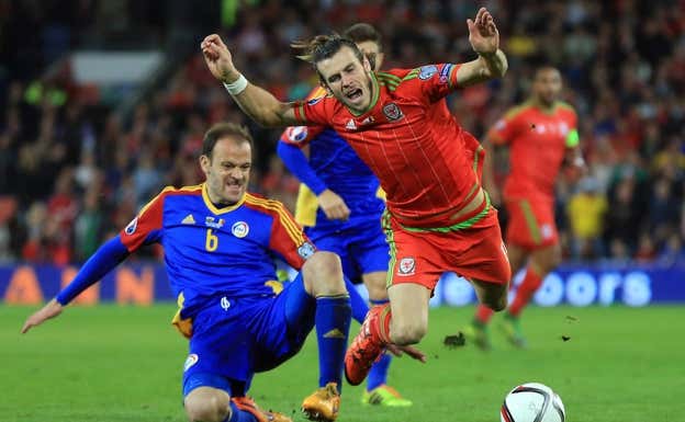 Lima, contra Gareth Bale. GETTY