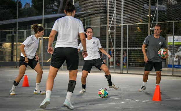 El entrenador de la AE Les Corts-UBAE, Robert Caneda, durante una sesión de pretemporada.