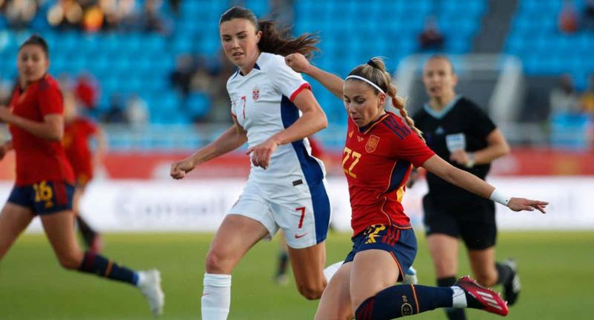 Athenea del Castillo, en un encuentro con la selección. /EFE