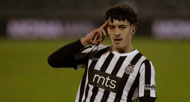 El Rayo Vallecano, atento a la situación de Nemanja Jovic