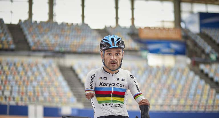 Ricardo Ten, en el podio de los mundiales de ciclismo adaptado en pista.