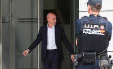 Rubiales declara en la Audiencia Nacional y el juez le prohíbe acercarse a menos de 200 metros de Jenni Hermoso