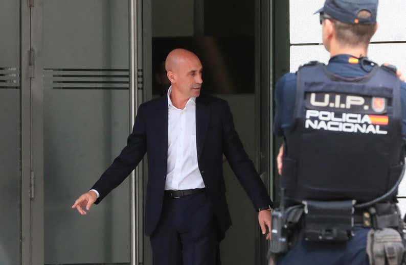 El juez prohíbe a Rubiales acercarse a menos de 200 metros de Jenni Hermoso