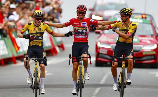 De izquierda a derecha: Jonas Vingegaard (2º), Sepp Kuss (1º) y Primoz Roglic (3º) celebran el arrollador triunfo de Jumbo-Visma en la meta de Guadarrama.  UNIPUBLIC / SPRINT CYCLING