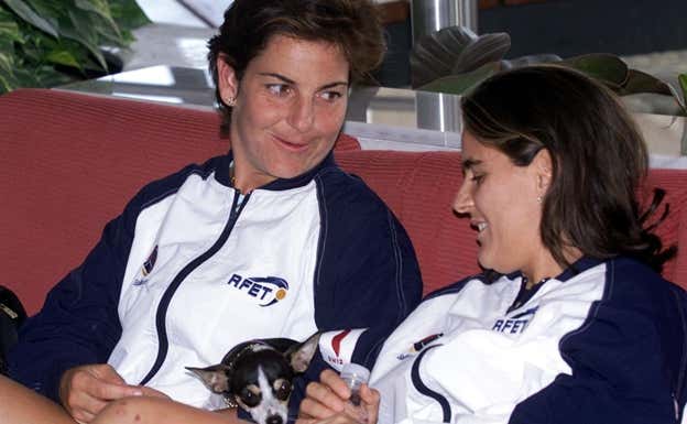 Arantxa y Conchita, durante una serie de Copa Davis de 2002 en Maspalomas. AP Photo/Paul White
