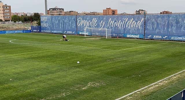 El Barça debuta con victoria en un campo pasado por agua