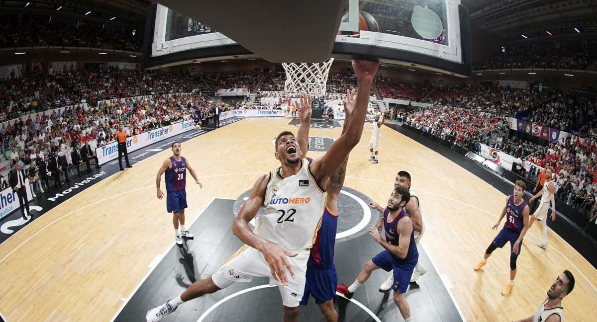 Edy Tavares, durante el partido ante el Barça. /ACB PHOTO/MARIANO POZO