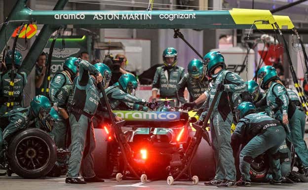 Fernando Alonso, hoy, durante una parada en boxes.  Reuters