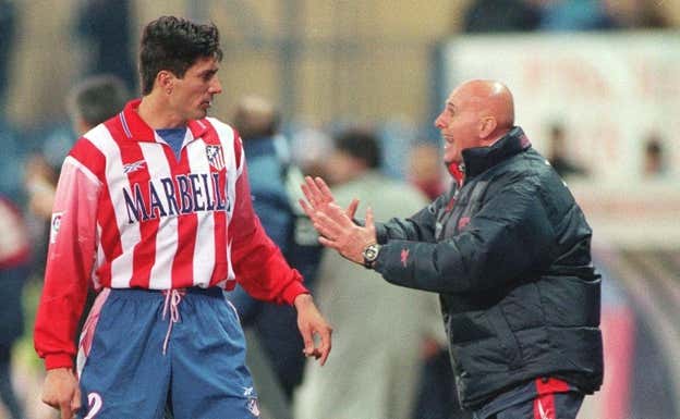 José Antonio Chamot recibe órdenes en la banda del Vicente Calderón, en la temporada 98-99.  EFE