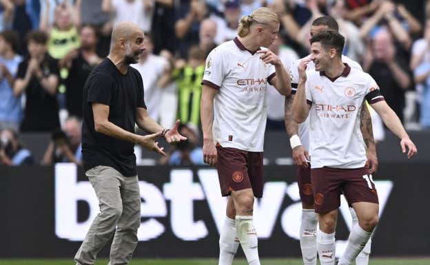 Haaland y Julián Álvarez se lo pasan bien mientras Guardiola les da indicaciones.  REUTERS
