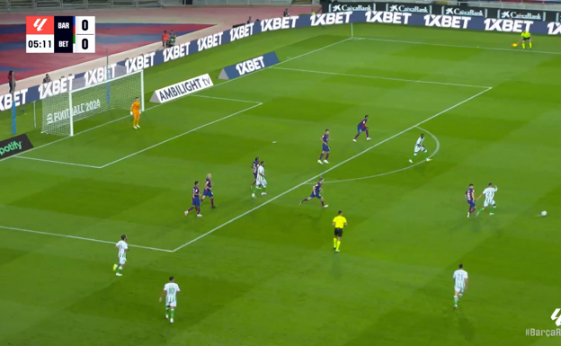 Tras chocar con él, Gavi logra alejar la pelota de la zona de peligro.  WYSCOUT