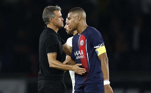 Luis Enrique consuela a Mbappé tras la primera derrota en Ligue 1.  REUTERS