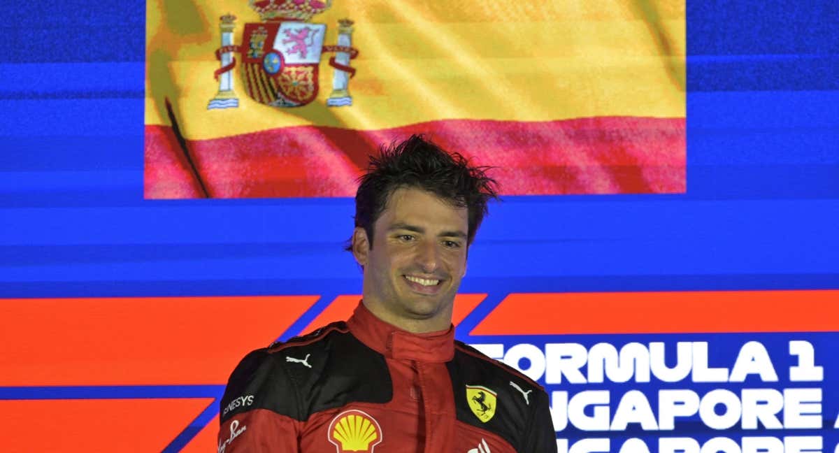 Carlos Sainz sonríe en lo más alto del podio del GP de Singapur 2023 de F1. /Reuters