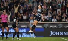 Esther González celebra su primera titularidad con un doblete y poniendo a la grada del Red Bull Arena en pie