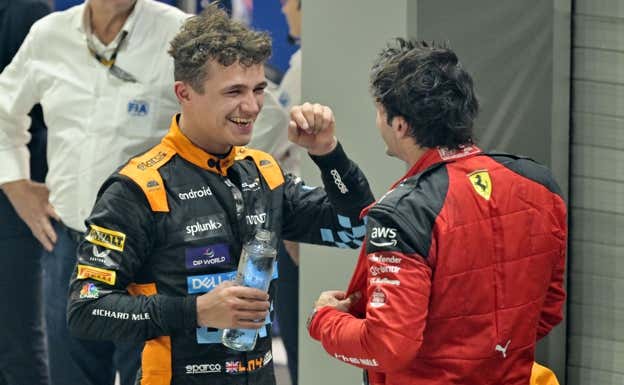 Lando Norris y Carlos Sainz bromean tras el GP de Singapur 2023 de F1.  Reuters