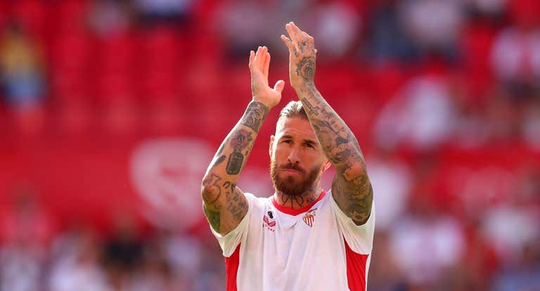 Sergio Ramos, calentando en el Pizjuán.
