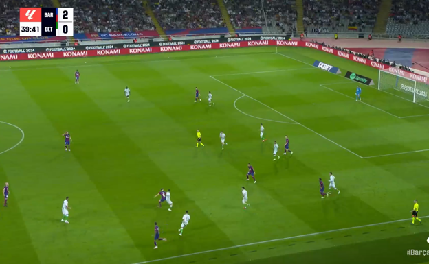 Gavi deja a Isco detrás suyo con el control orientado.  WYSCOUT