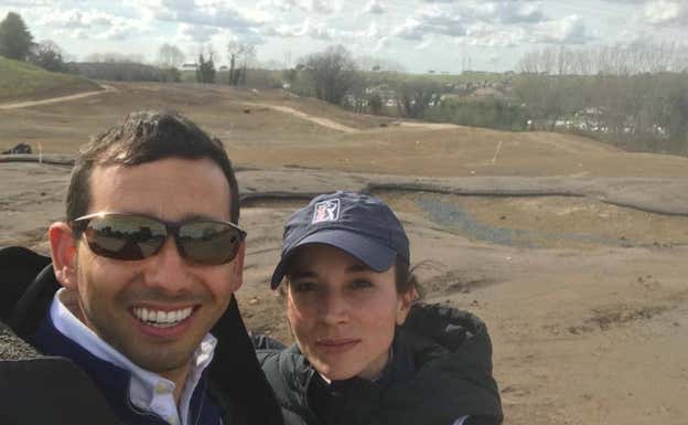 Lara Arias y Alejandro Reyes, en un Marco Simone sin césped.  Cedida