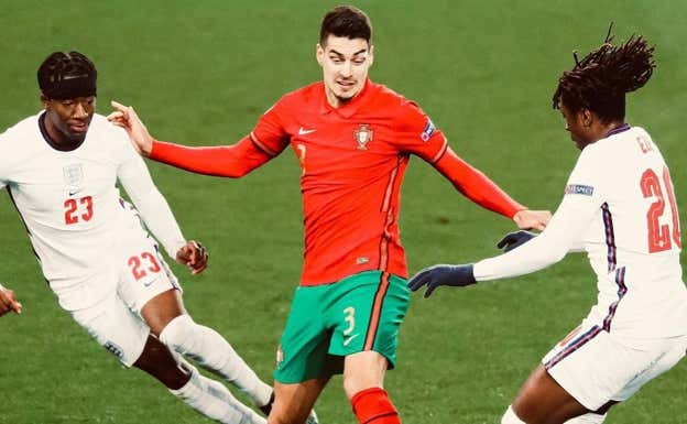 Diogo durante un partido con su selección. @ diogoleite4