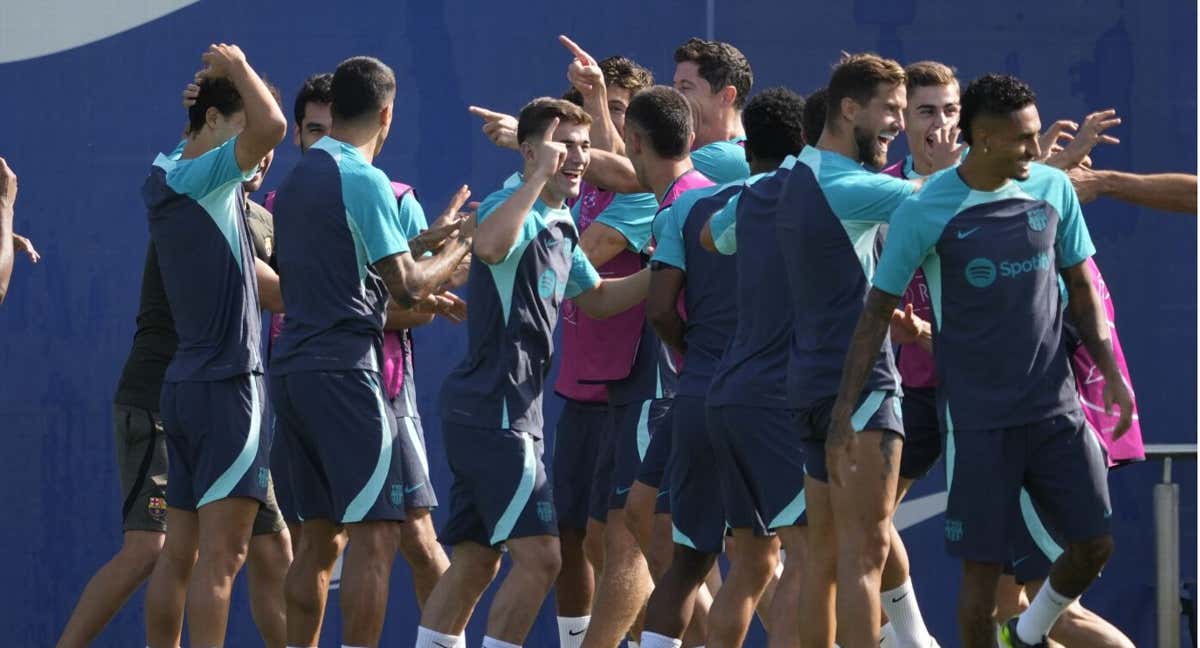 Buen rollo en el entrenamiento culé antes del debut en Champions. /EFE