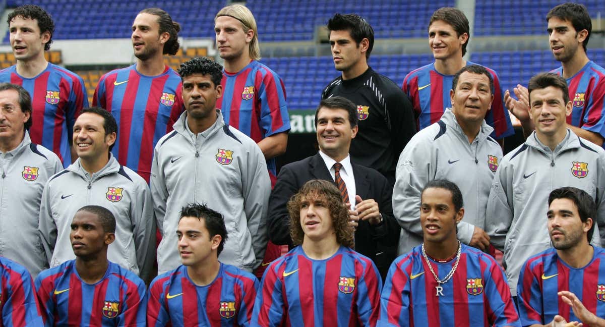 La plantilla del Barcelona 2005/06 posando para la foto oficial./AGENCIAS