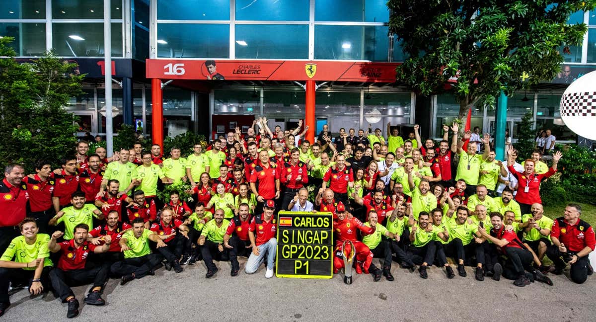 Foto de familia de Ferrari tras la victoria de Carlos Sainz en Singapur 2023.