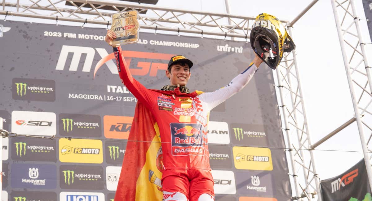 Jorge Prado celebrando su título de MXGP. /AFP