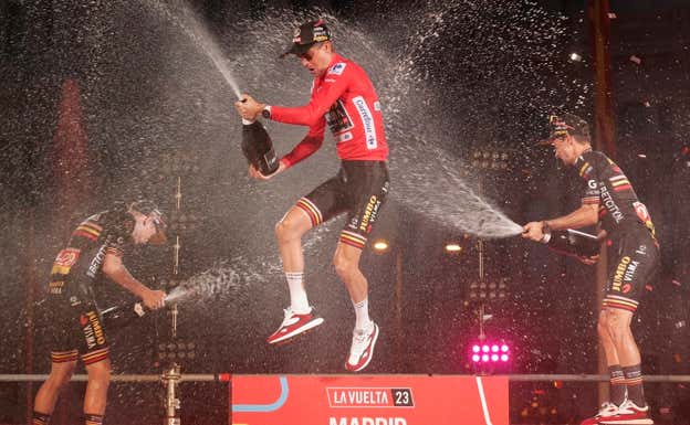 Sepp Kuss en lo alto del podio de La Vuelta, junto a él Jonas Vingegaard y Primoz Roglic.  EFE