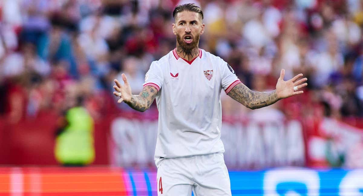 Sergio Ramos realiza indicaciones a sus compañeros./EP