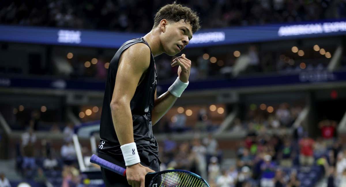 Ben Shelton hace el gesto de colgar durante el último US Open. /Clive Brunskill/Getty Images