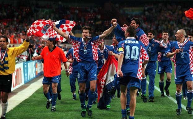 Suker celebra con sus compañeros croatas el tercer puesto en el Mundial de 1998.  GETTY