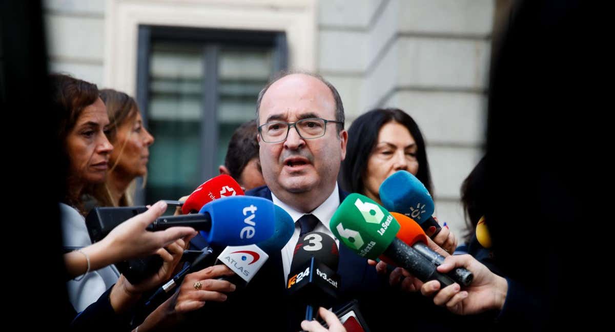 Iceta a las puertas del Congreso declarando ante los medios. /EFE