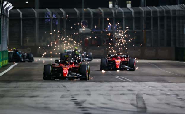 Carlos Sainz y Charles Leclerc, durante el inicio del GP de Singapur 2023 de F1.  EP