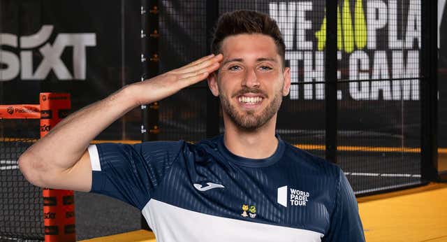 Miguel Benítez, el comandante del pádel y la historia de su saludo militar