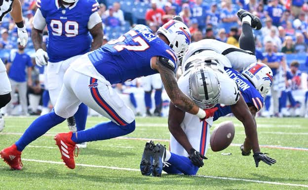 Situación de fumble durante un partido entre los Buffalo Bills y Las Vegas Raiders.  REUTERS