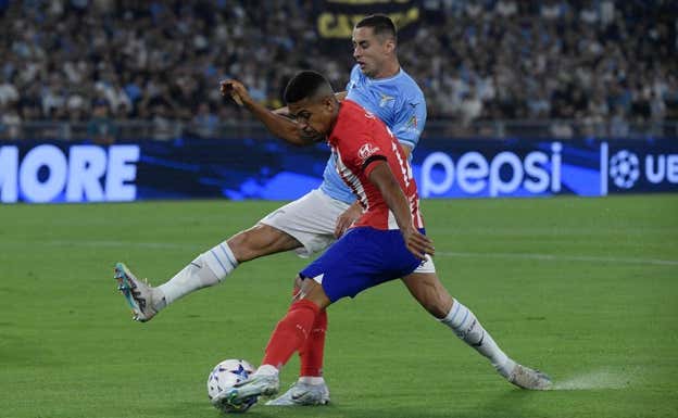 Lino, en una acción de la primera parte en el Olímpico de Roma ante la Lazio.  AFP
