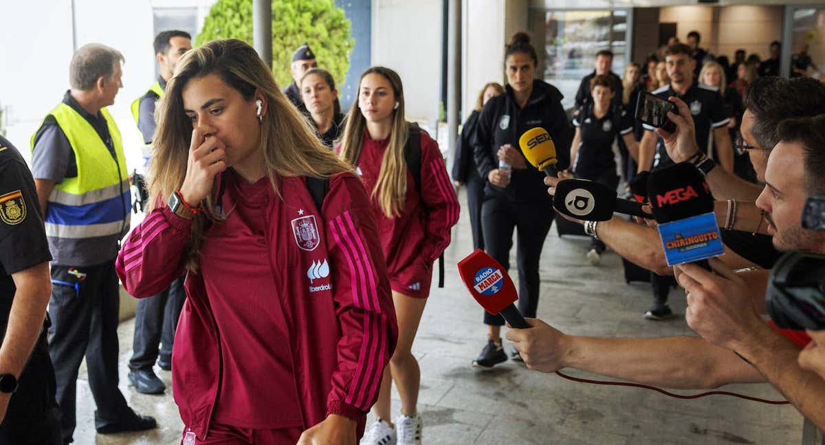 Las jugadoras de la Selección y Montse Tomé saliendo del hotel de concentración en Madrid.