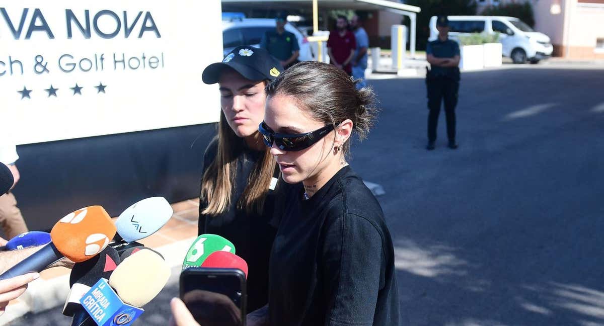 Mapi León y Patri Guijarro abandonan la concentración de la Selección en Oliva.